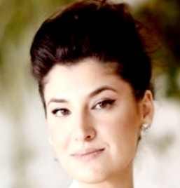 من هي منى العمري ويكيبيديا عمرها ديانتها اصلها زوجها السيرة الذاتية