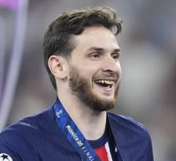 من هو اللاعب خفيتشا كفاراتسخيليا ويكيبيديا عمره مواليد كم طوله اصله مركزه تواريخ الانضمام، ما هي ديانة كفاراتسخيليا مسيحي ام مسلم السيرة الذاتية